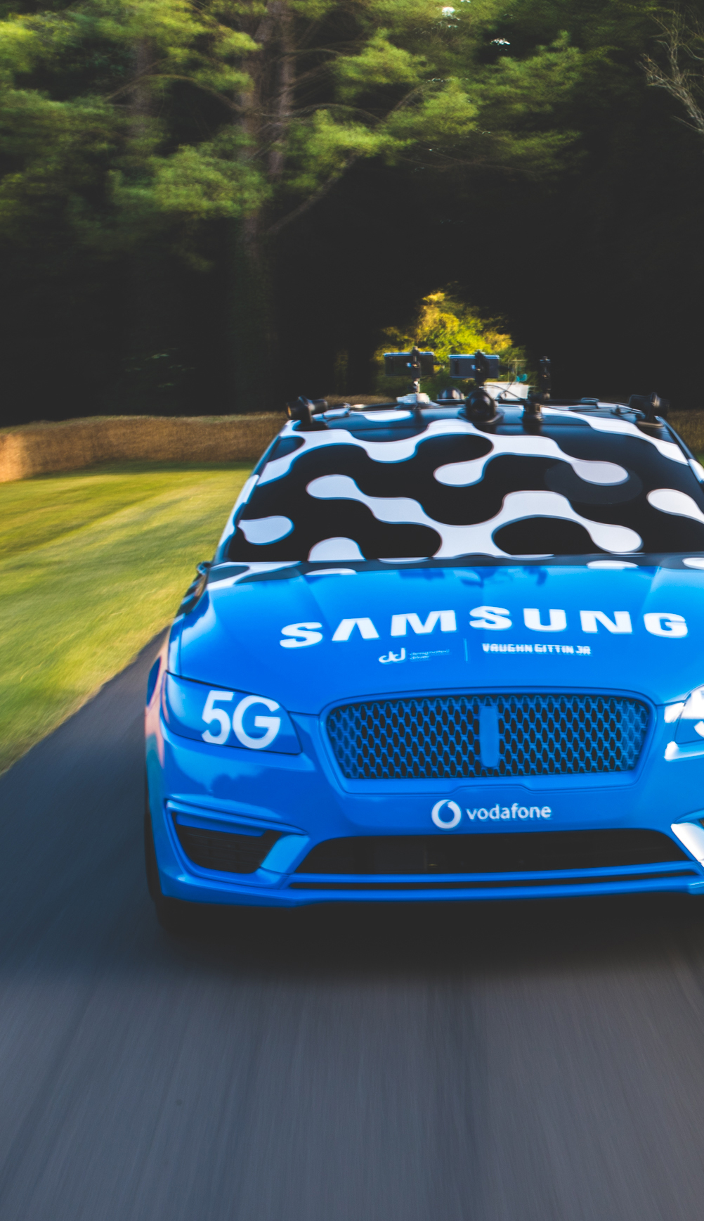 Samsung distans idarəylə dünyada ilk 5G-avtomobili təqdim etdi
