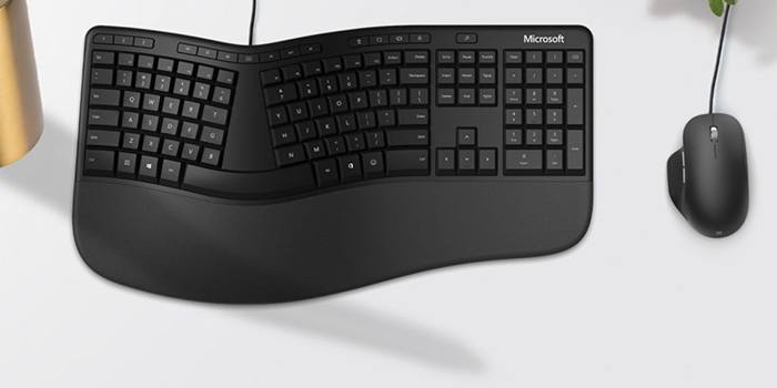 Microsoft представила обновлённую эргономичную клавиатуру. На ней есть кнопка для эмодзи