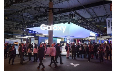 Samsung şirkəti smartfon qolbaqını təqdim etdi