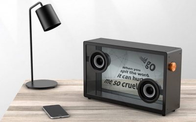 Xiaomi выпустила колонку Morror Art. Она транслирует текст песни на большой прозрачный дисплей