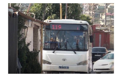 Xırdalan sakinləri saatlarla avtobus gözləyirlər: İnterval problemi niyə həll olunmur?