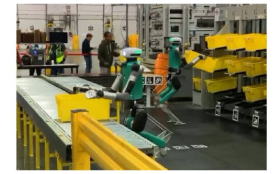 Amazon anbarlardakı qutuları qaldıra bilən ikiayaqlı robotla təcrübəyə başlayır. Şirkət insanlarla ünsiyyət quraraq işləyəcəyini deyir.
